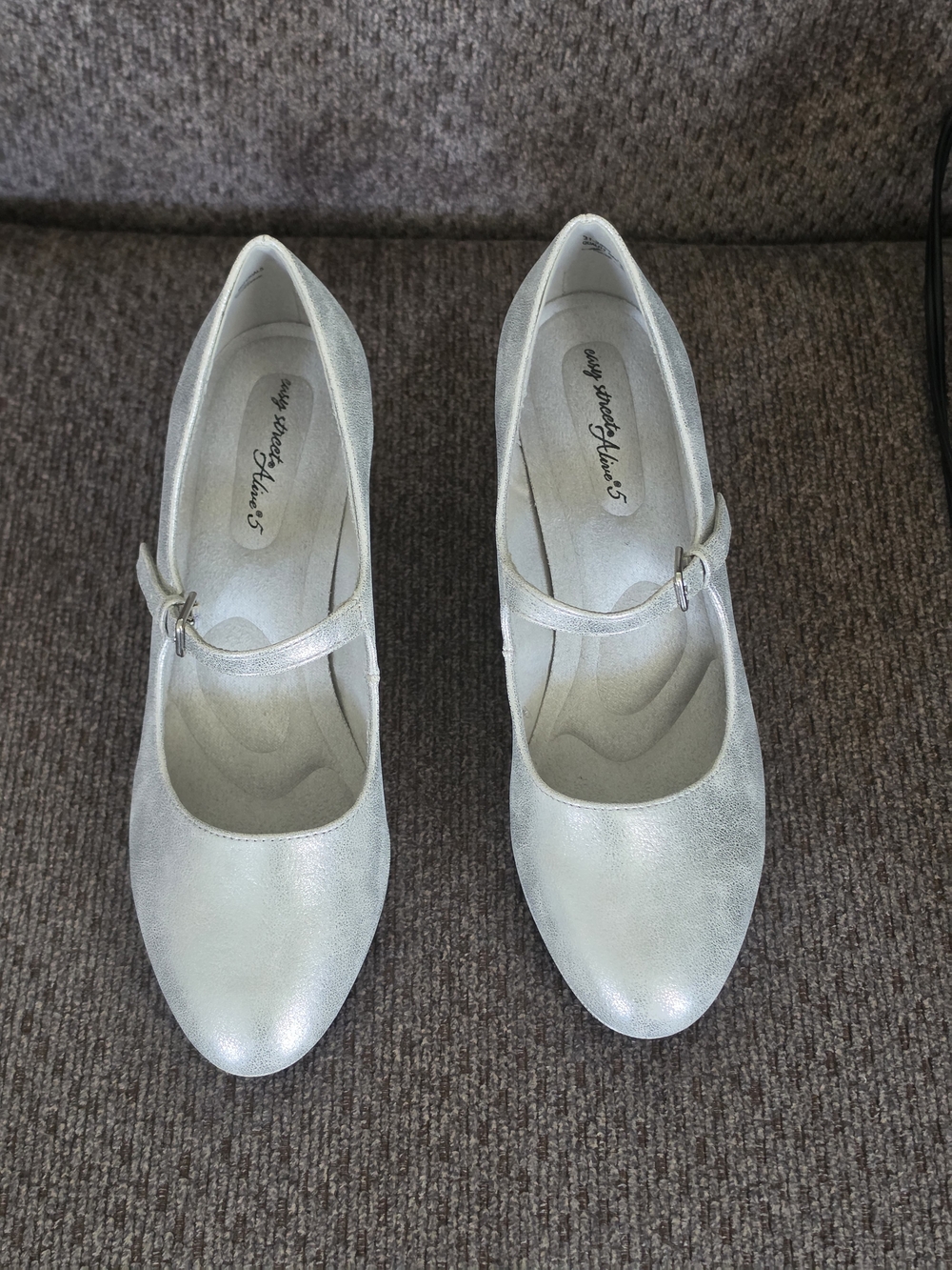 Easy Street Alive 5 Silver Metallic Mary Jane Pumps Heels Size 8 N Zest